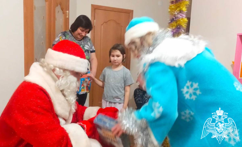 Начальник тероргана и росгвардейский Дед Мороз в Тюмени поздравили дочь погибшего в 2016 году сотрудника СОБР