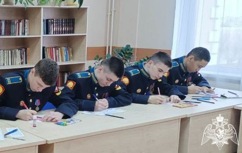 Тюменские кадеты и дети росгвардейцев подготовили новогодние поздравительные открытки бойцам спецназа Росгвардии