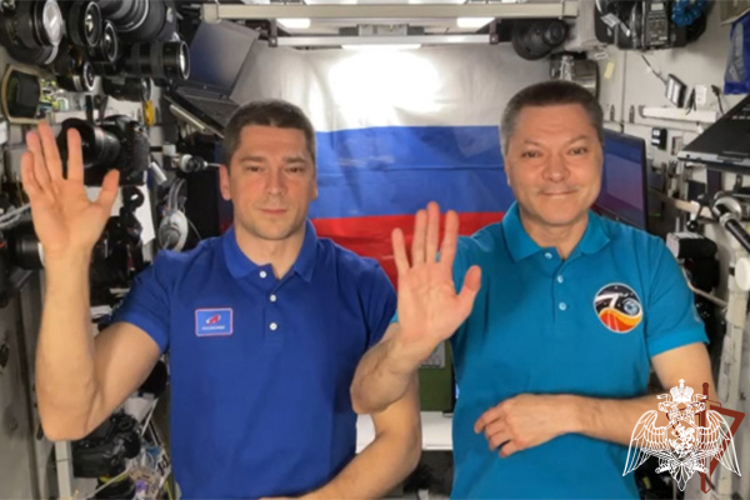     С наступающим Новым годом росгвардейцев поздравили российские космонавты