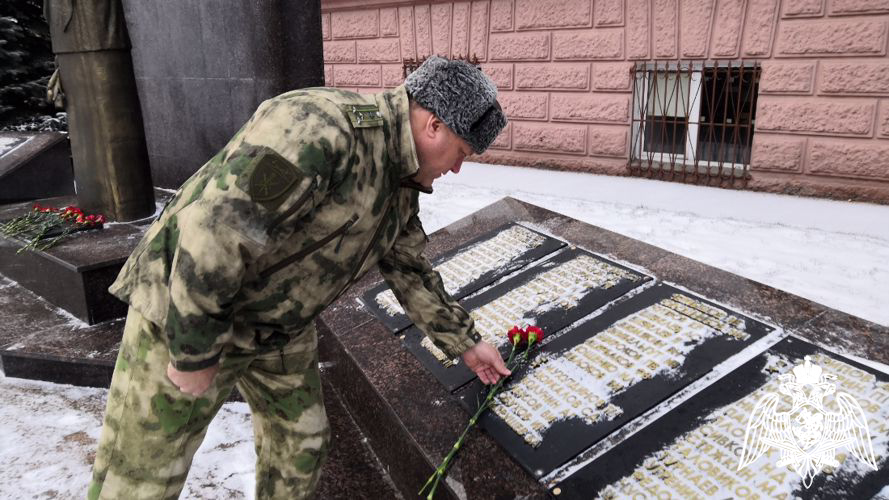 Начальник территориального управления, офицеры и ветераны в Тюменской области почтили память Героев