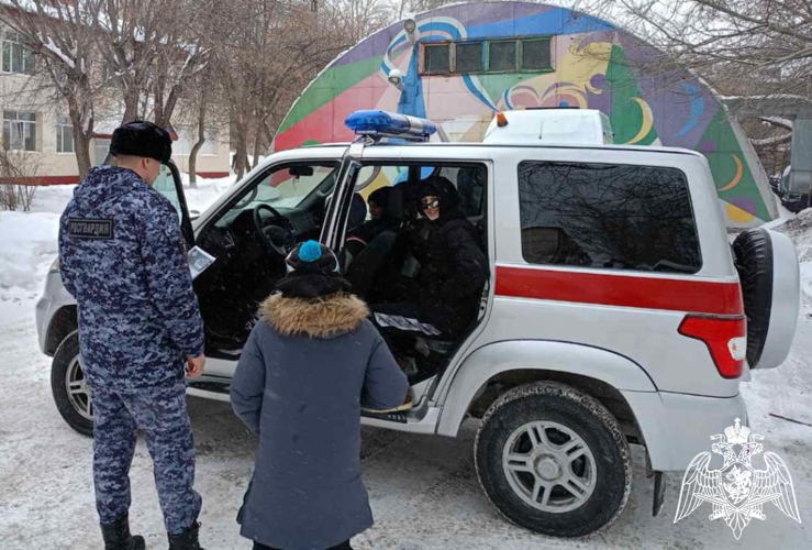 Сотрудники Росгвардии познакомили воспитанников социального центра со своей службой
