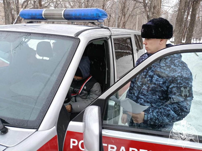Сотрудники Росгвардии познакомили воспитанников социального центра со своей службой