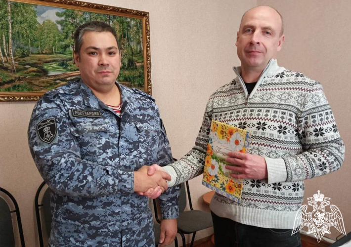 Офицеры Росгвардии в Тюменской области поздравили журналистов с Днем российской печати
