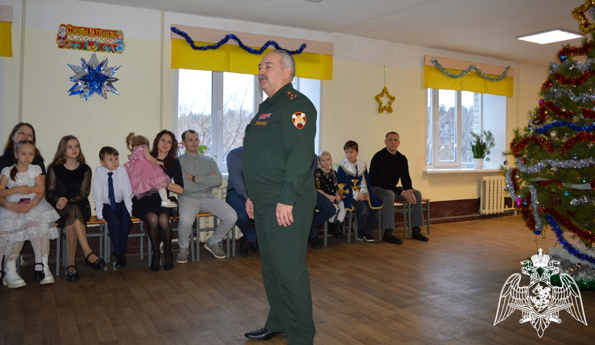 Дети военнослужащих кинологического центра Уральского округа Росгвардии стали участниками интерактивной новогодней программы
