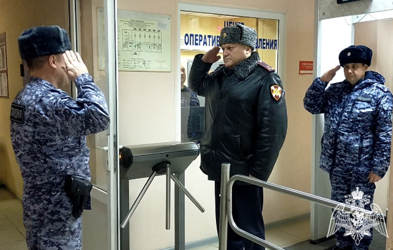 В новогоднюю ночь начальник Управления Росгвардии по Тюменской области поздравил личный состав заступивший на дежурство