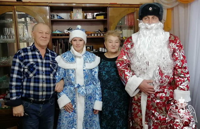 Росгвардейский Дед Мороз в Тюменской области поздравил с Новым годом и Рождеством семьи бойцов погибших в разные годы 