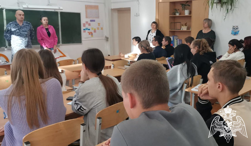 Сотрудники вневедомственной охраны знакомят тюменских школьников с военными институтами ведомства