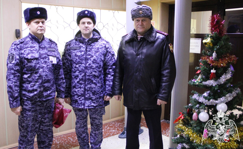 В новогоднюю ночь начальник Управления Росгвардии по Тюменской области поздравил личный состав заступивший на дежурство