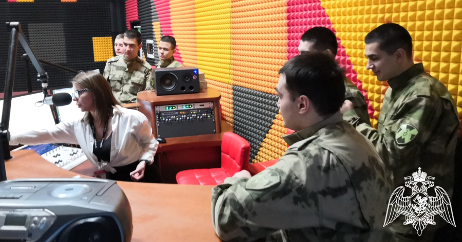 Военнослужащие Росгвардии познакомились с работой регионального медиахолдинга в Тюмени