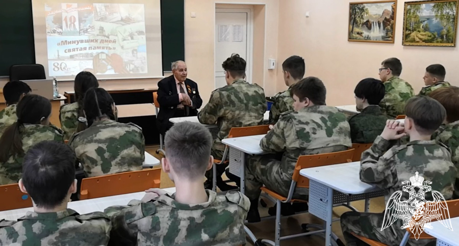 Росгвардейцы вместе с подшефными кадетами встретились с жителем блокадного Ленинграда