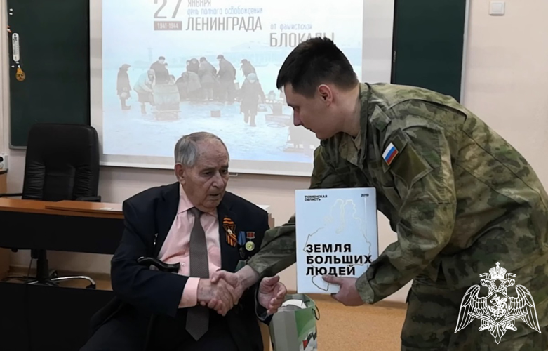 Росгвардейцы вместе с подшефными кадетами встретились с жителем блокадного Ленинграда