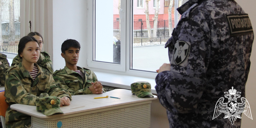 Сотрудники вневедомственной охраны знакомят тюменских школьников с военными институтами ведомства