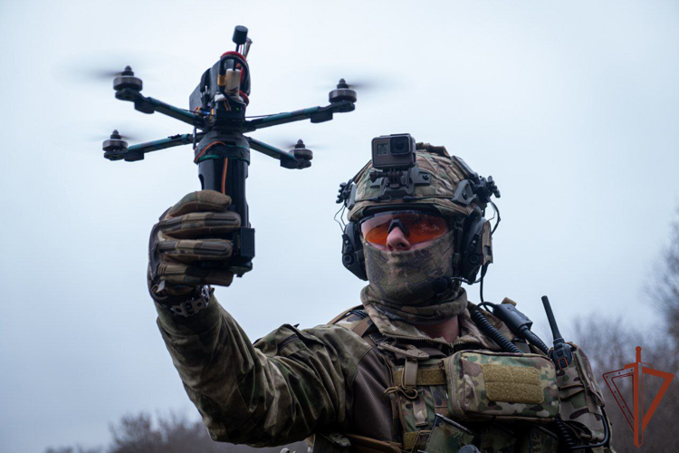     Росгвардия показала работу расчета FPV-дрона в Запорожской области