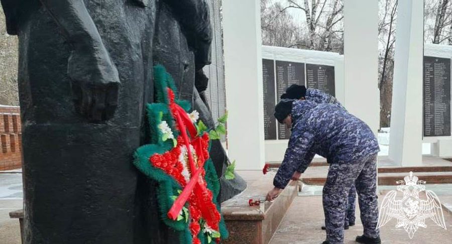 Росгвардейцы в Тюменской области чтят память героев Сталинградской битвы