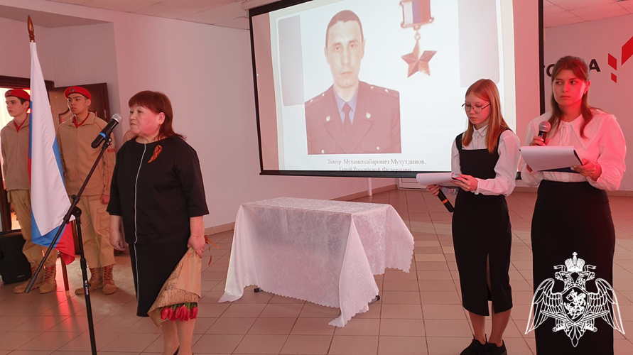«Парту Героя» в честь Героя России Тимура Мухутдинова открыли в его родной школе в селе Ембаево Тюменской области (видео)