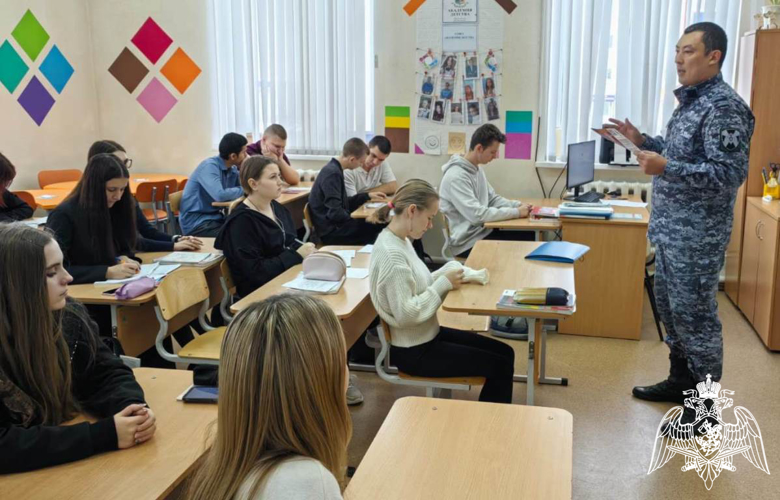 Военнослужащие Росгвардии продолжают знакомить тюменских школьников с ведомственными институтами