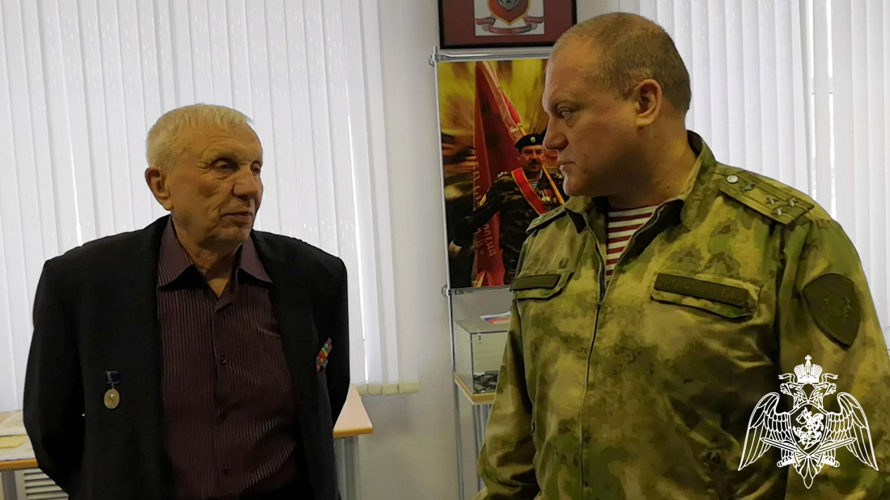 С 80-летним юбилеем поздравили ветерана тюменского ОМОН