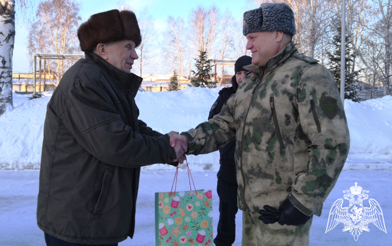 С 80-летним юбилеем поздравили ветерана тюменского ОМОН