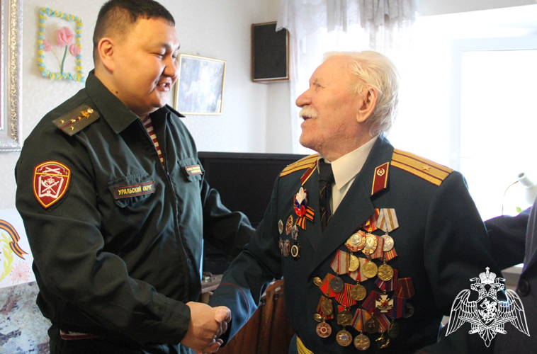 Участника Великой Отечественной войны и ветерана трудового фронта поздравили росгвардейцы в Тюмени