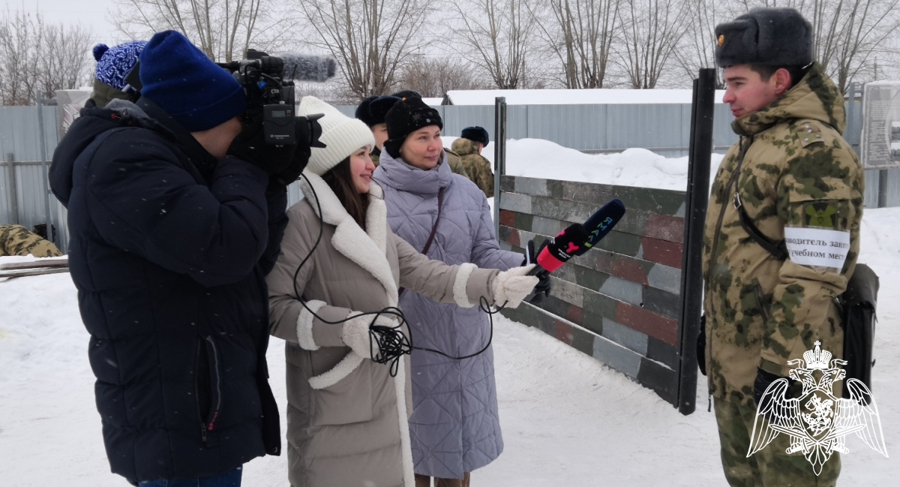 Кинологи Росгвардии познакомили ТВ-журналистов из Тюмени с особенностями профессиональной подготовки (видео)