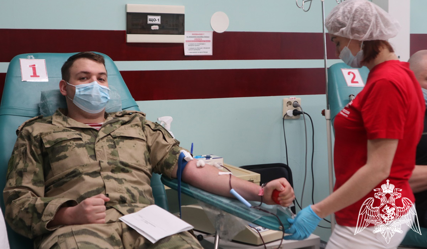 Всероссийскую донорскую акцию «От сердца к сердцу» поддержали росгвардейцы в Тюменской области