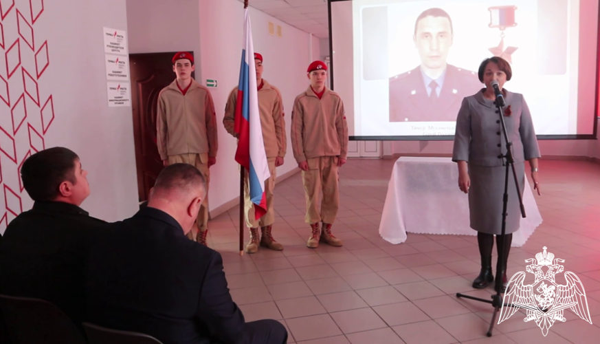 «Парту Героя» в честь Героя России Тимура Мухутдинова открыли в его родной школе в селе Ембаево Тюменской области (видео)