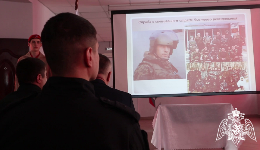 «Парту Героя» в честь Героя России Тимура Мухутдинова открыли в его родной школе в селе Ембаево Тюменской области (видео)
