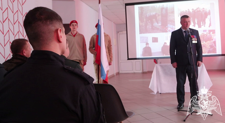 «Парту Героя» в честь Героя России Тимура Мухутдинова открыли в его родной школе в селе Ембаево Тюменской области (видео)