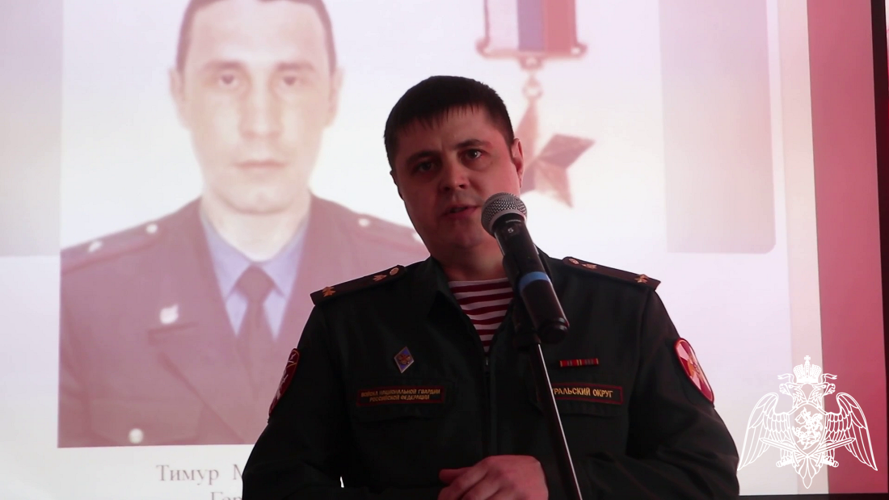 «Парту Героя» в честь Героя России Тимура Мухутдинова открыли в его родной школе в селе Ембаево Тюменской области (видео)