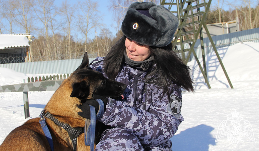 Журналист тюменского телевидения на один день стала кинологом Росгвардии