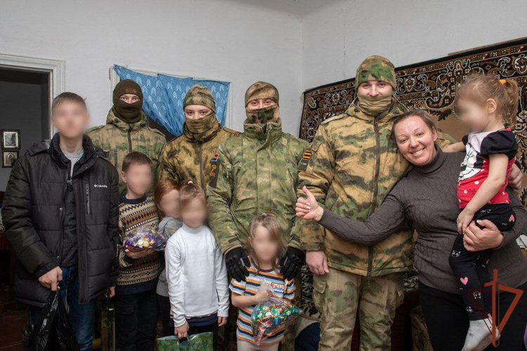 Более 150 килограммов гуманитарной помощи доставили росгвардейцы многодетным семьям в ДНР
