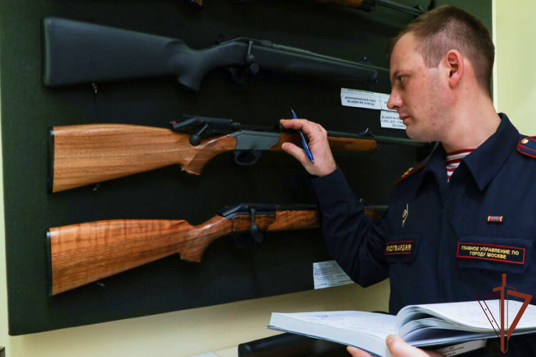 Сотрудники подразделений государственного контроля и лицензионно-разрешительной работы Росгвардии отмечают профессиональный праздник