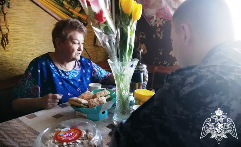 Матерей и вдов погибших в разные годы боевых товарищей поздравили с весенним праздником офицеры Росгвардии в Тюменской области 