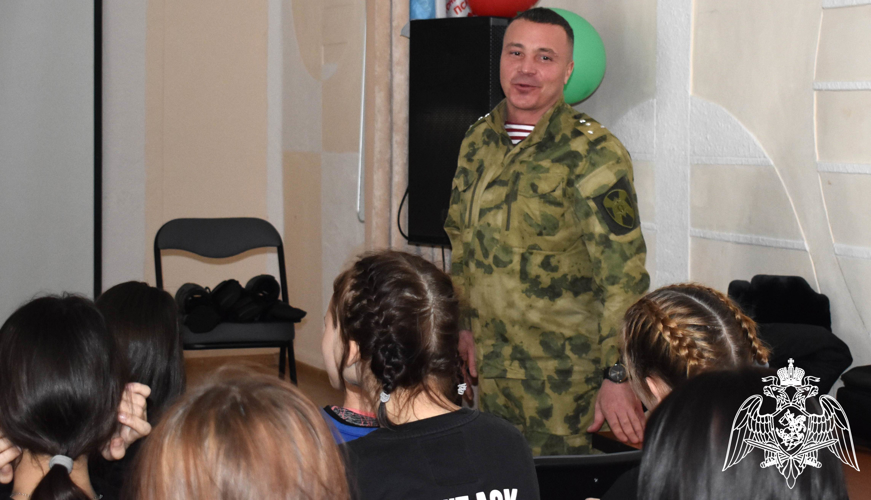     Росгвардейцы навестили ребят с непростой судьбой из тюменского реабилитационного центра