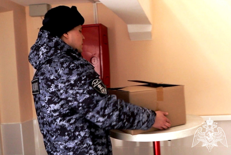      Росгвардейцы в Тюмени помогли оказавшимся в трудной жизненной ситуации людям