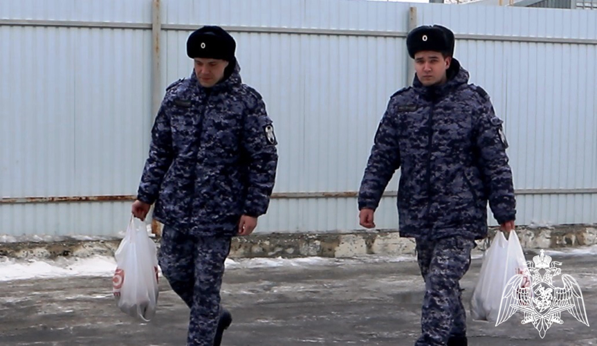      Росгвардейцы в Тюмени помогли оказавшимся в трудной жизненной ситуации людям