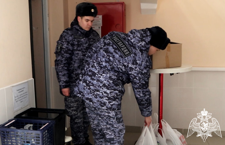      Росгвардейцы в Тюмени помогли оказавшимся в трудной жизненной ситуации людям