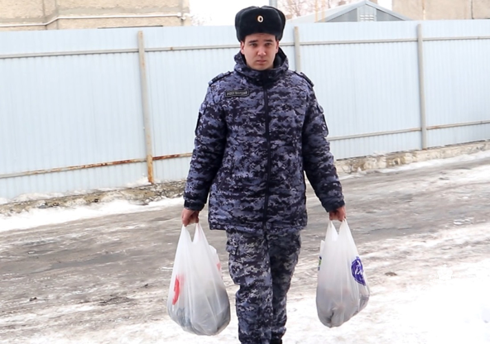      Росгвардейцы в Тюмени помогли оказавшимся в трудной жизненной ситуации людям