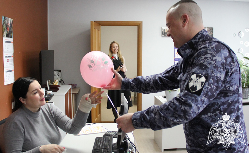 Праздничная акция «Весенний комплимент от Росгвардии» проходит в Тюменской области (видео)