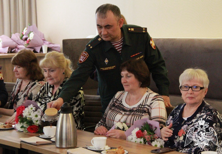 Руководство территориального управления и кинологического центра Уральского округа Росгвардии в Тюмени встретились с семьями бойцов погибших в разные годы 