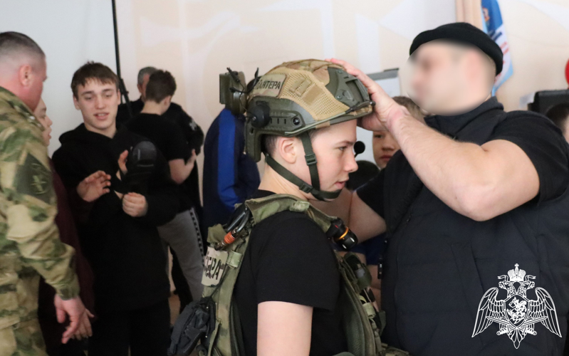     Росгвардейцы навестили ребят с непростой судьбой из тюменского реабилитационного центра