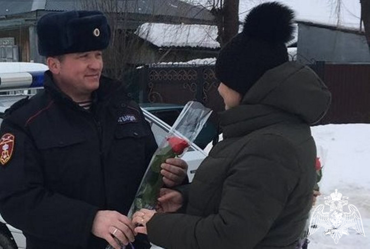 Праздничная акция «Весенний комплимент от Росгвардии» проходит в Тюменской области (видео)