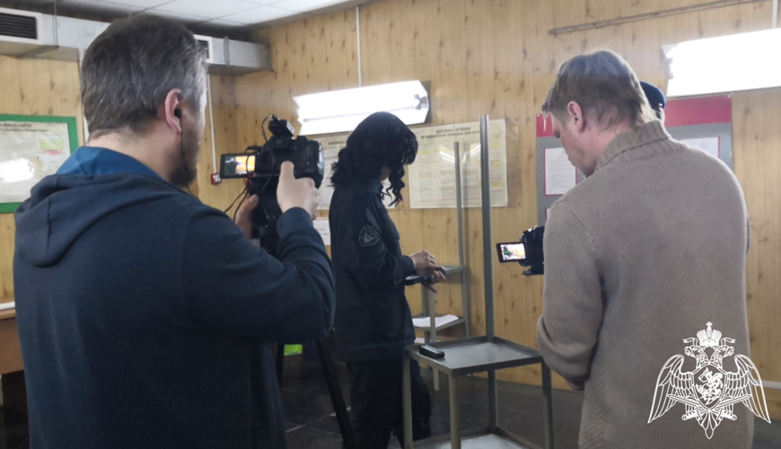 Журналист тюменского телевидения примерила на себя профессию сотрудника СОБР Росгвардии