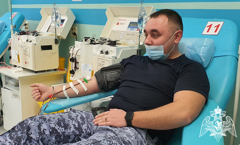Росгвардейцы в Тюмени пополнили банк крови и поздравили медиков с Национальным днём донора