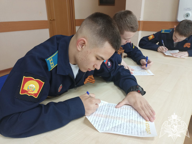 В преддверии Дня Победы тюменские кадеты подготовили поздравительные послания бойцам спецназа Росгвардии
