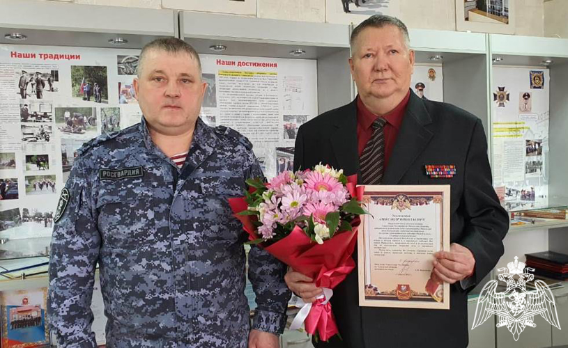 Росгвардия в Тюмени поздравила с 75-летием ветерана правоохранительных органов 