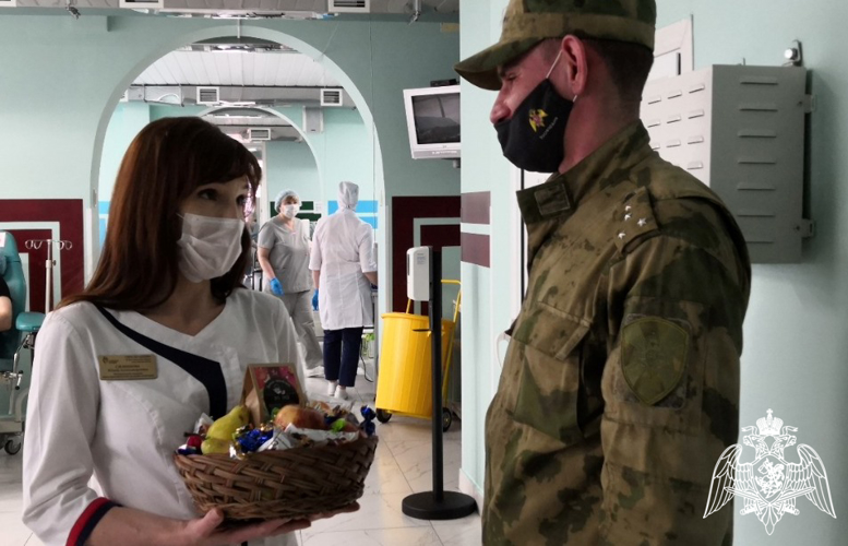 Росгвардейцы в Тюмени пополнили банк крови и поздравили медиков с Национальным днём донора