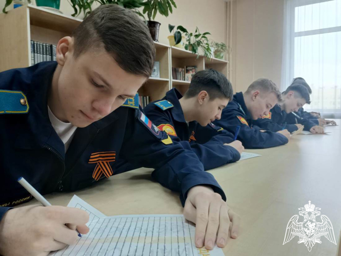 В преддверии Дня Победы тюменские кадеты подготовили поздравительные послания бойцам спецназа Росгвардии