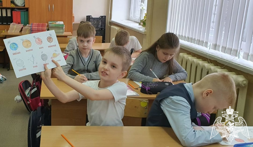 Накануне Дня космонавтики росгвардейцы провели познавательные мероприятия для тюменских школьников