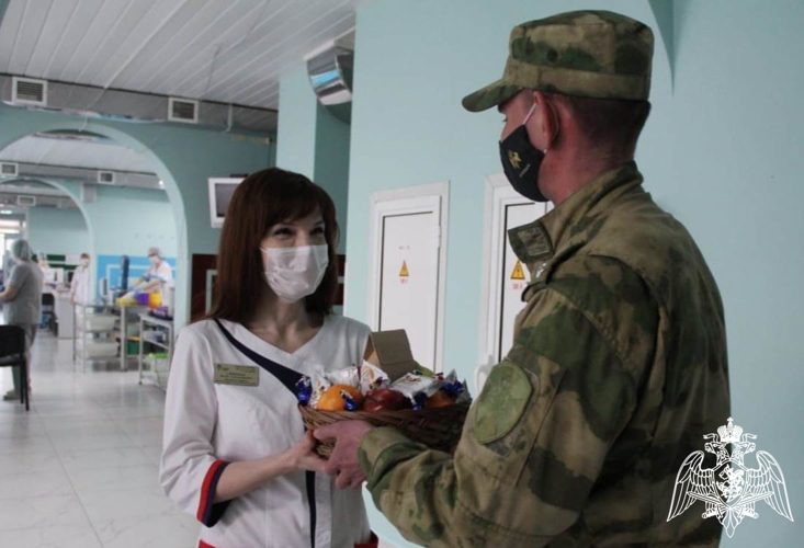 Росгвардейцы в Тюмени пополнили банк крови и поздравили медиков с Национальным днём донора